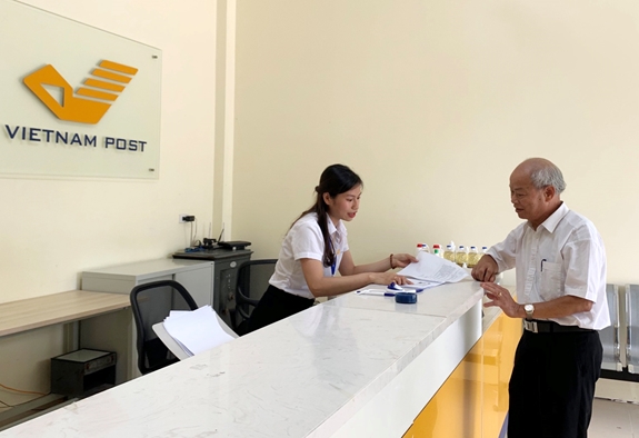 Nhân viên Bưu cục Chợ Gạo, Bưu điện Thành phố Hưng Yên tiếp nhận yêu cầu cấp phiếu lý lịch tư pháp của khách hàng.